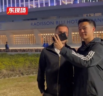 塞爾吉尼奧現(xiàn)身上海八萬人體育場，并與球迷親切打招呼合影