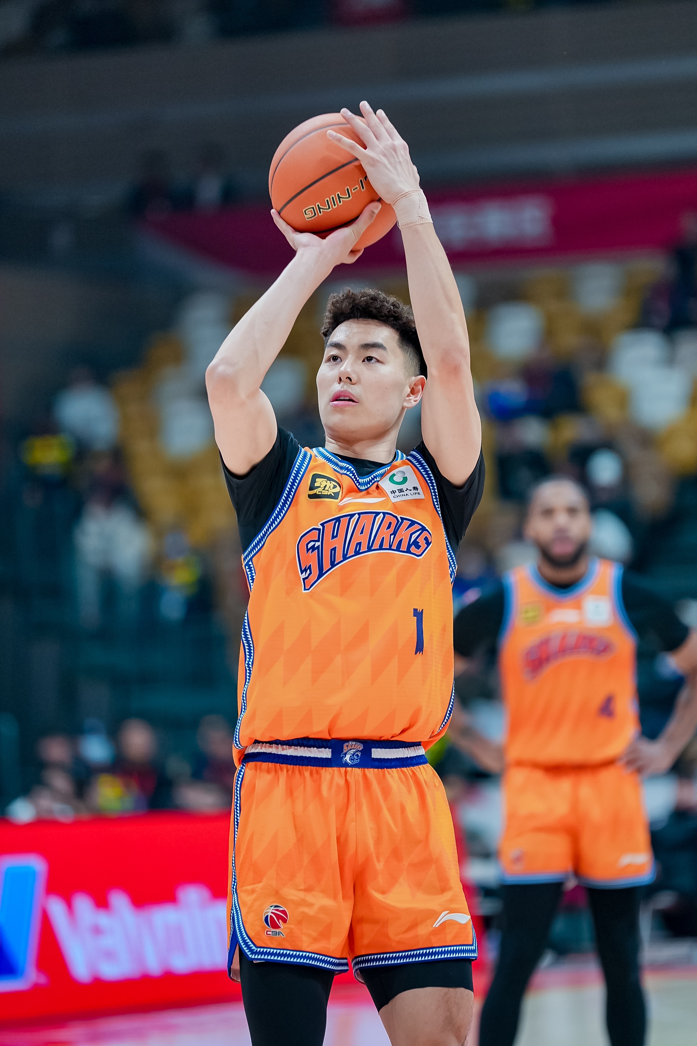 相當(dāng)高效！李添榮10中7&三分7中4拿全隊并列最高18分